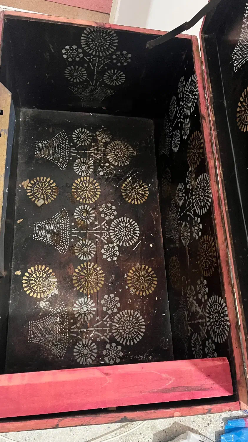 صندوق قدیمی|کلکسیون اشیاء عتیقه|فریدون‌کنار, |دیوار