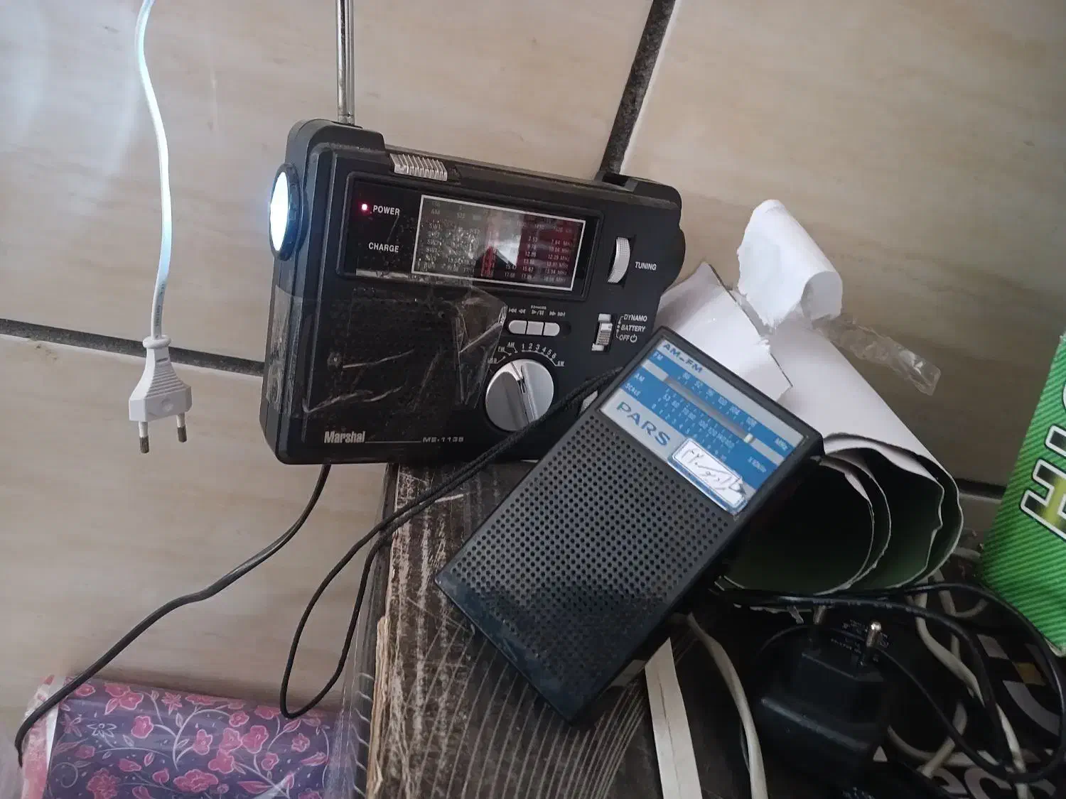 رادیو|پخش‌کننده همراه|کبودرآهنگ, |دیوار