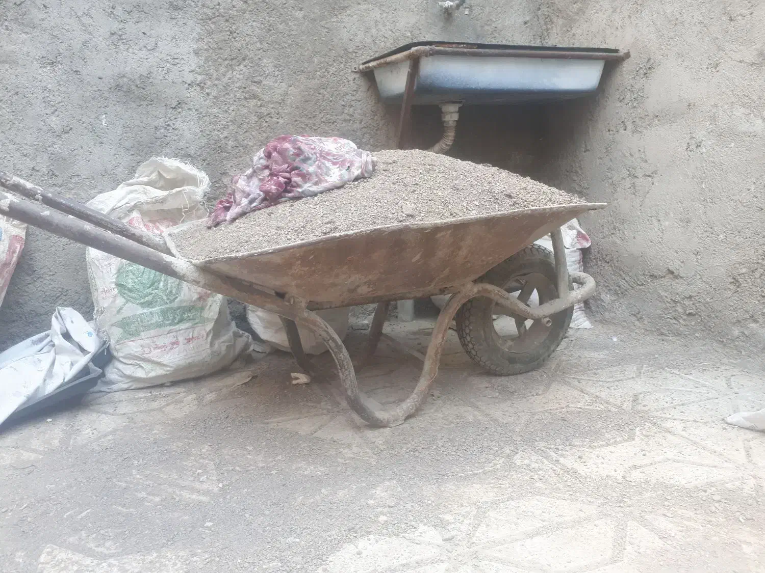 فرقون/فرغون|ابزارآلات|مشهد, موعود|دیوار