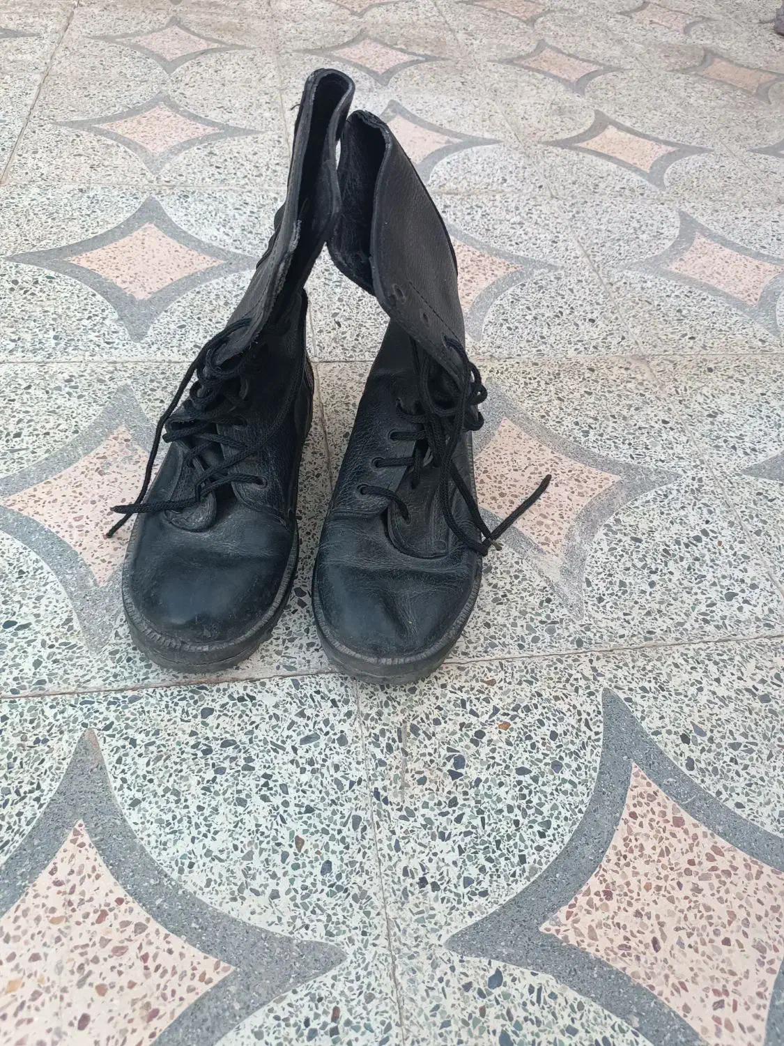 پوتین نظامی|کیف، کفش، کمربند|بم, |دیوار