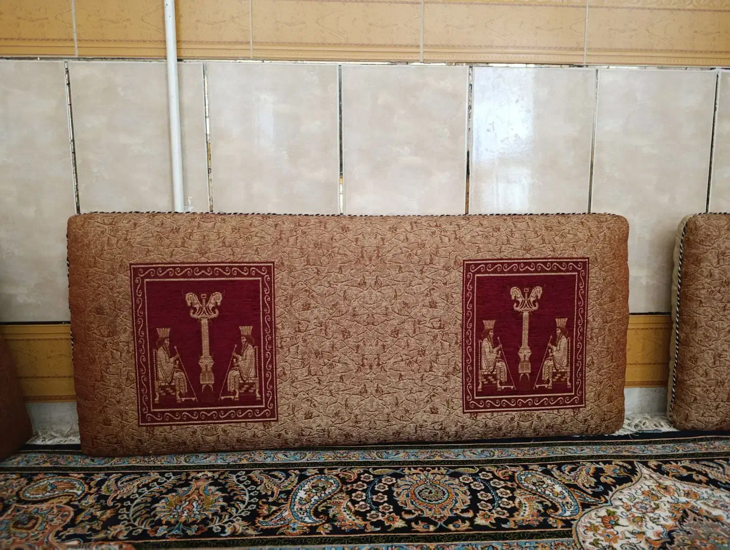 پشتی نو جنس خوب تخفیف هم داره|پشتی|مسجد سلیمان, |دیوار