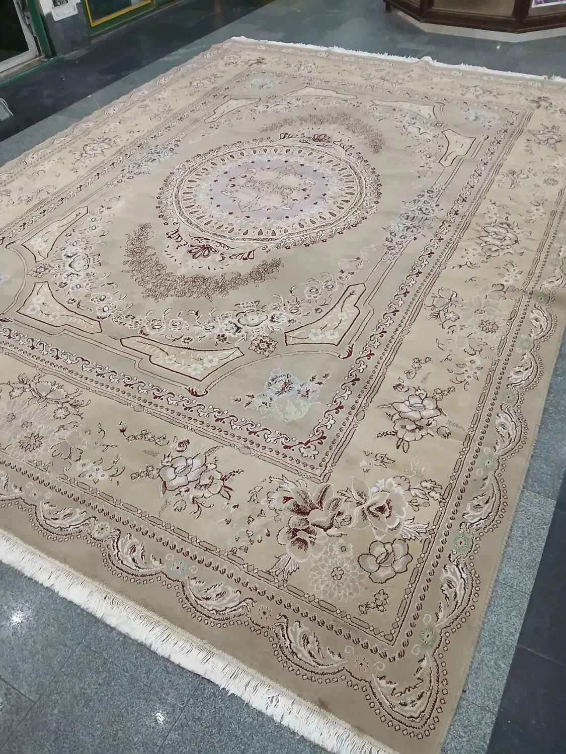 فرش گردویی مقداری ایراد دار|فرش|تهران, ستارخان|دیوار