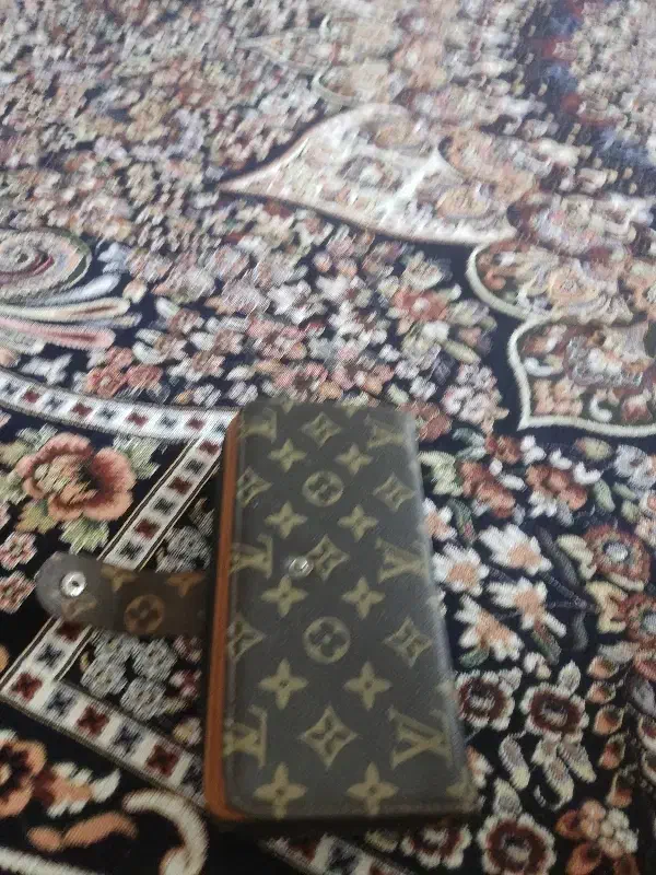 یک کیف پول دیروز داخل جمعه بازار پیدا شده|اشیا|صابری, |دیوار