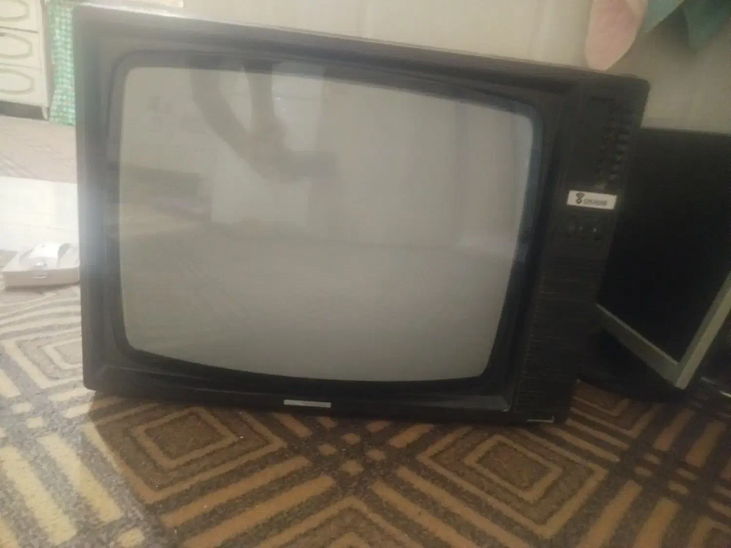 تلویزیون چوبی قدیمی|کلکسیون اشیاء عتیقه|یزد, |دیوار