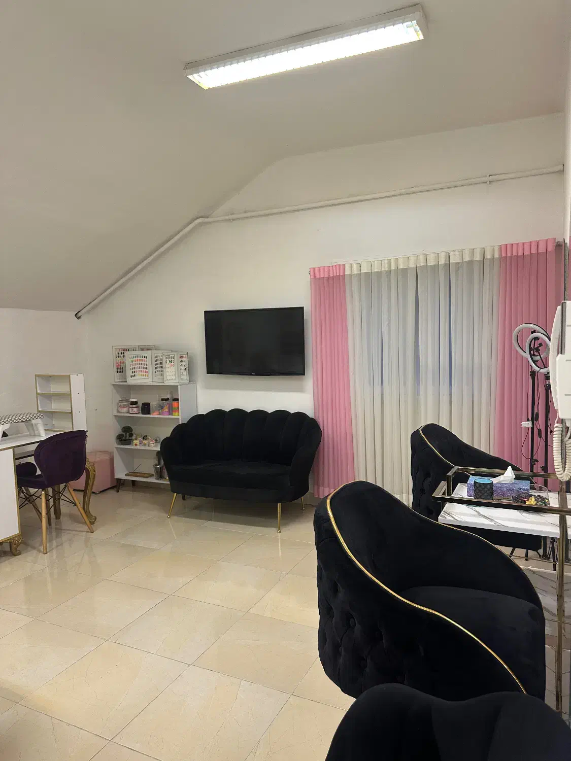 اجاره  صندلی ومیز ناخن و پدیکور در لاکانی|اجارهٔ دفتر کار، اتاق اداری، مطب|رشت, لاکانی|دیوار