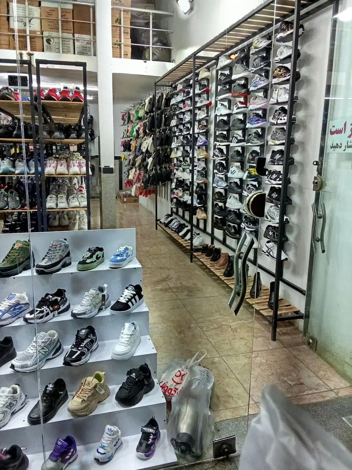 استخدام فروشنده خانوم در فروشگاه کفش و صندل|استخدام بازاریابی و فروش|تبریز, |دیوار