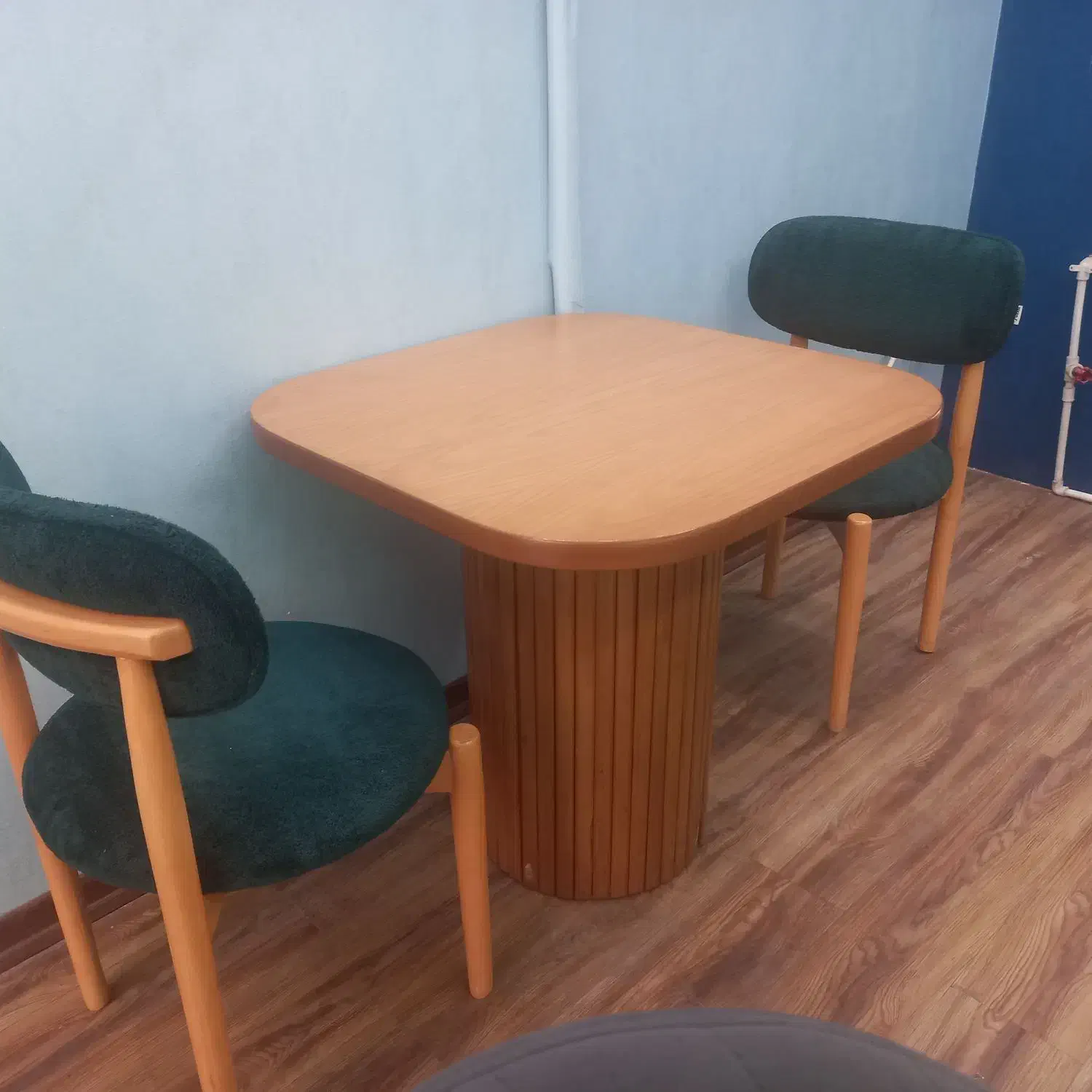 میز و صندلی دو نفره|کافی‌شاپ و رستوران|اصفهان, باغ دریاچه|دیوار