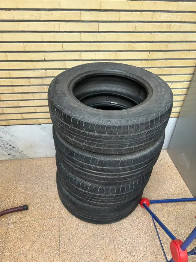 لاستیک خارجی|قطعات یدکی و لوازم جانبی|فولادشهر, B8|دیوار