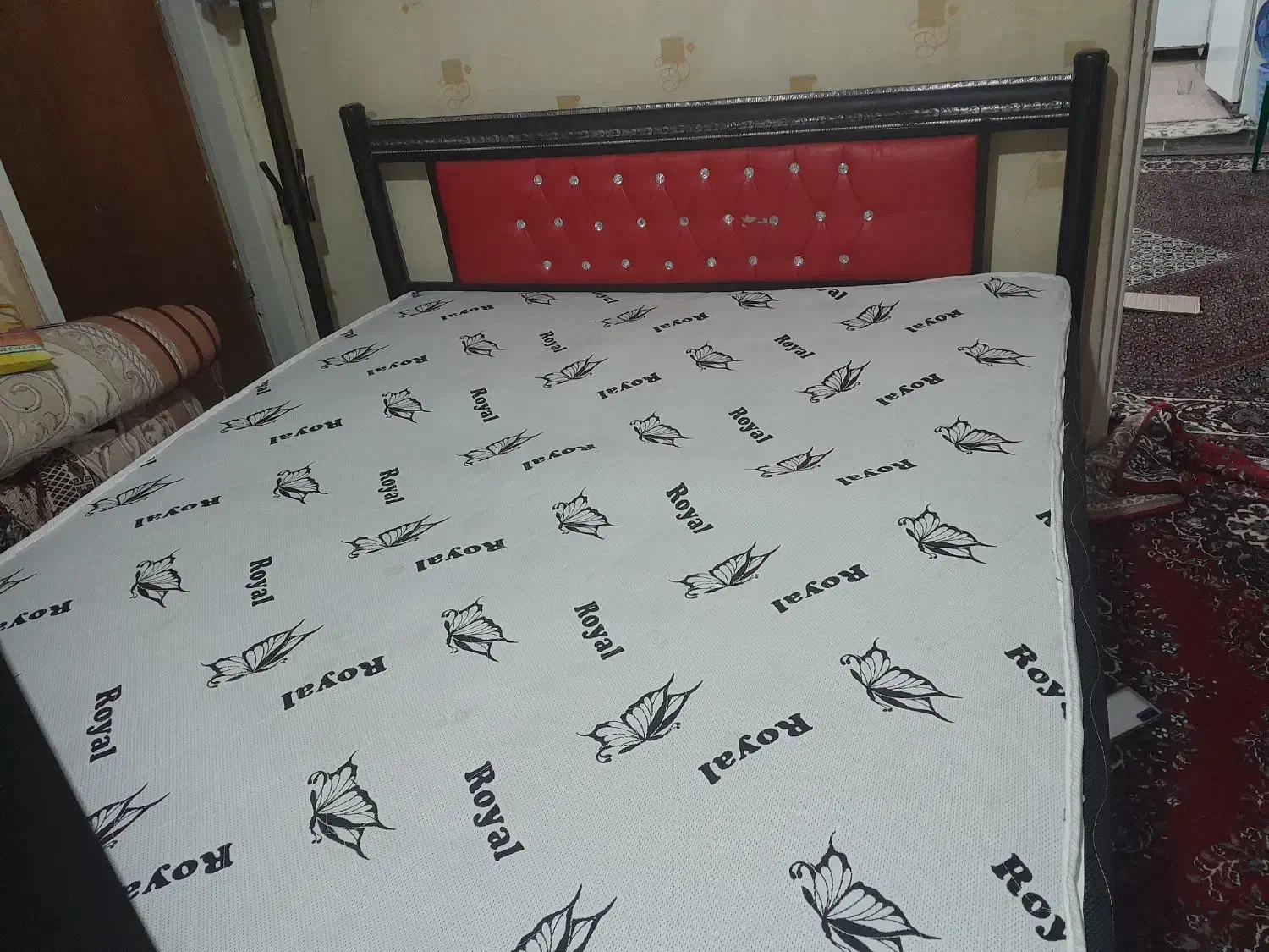 تخت فلزی دونفره همراه با تشک فنری در حد نو|تخت و سرویس خواب|همدان, |دیوار