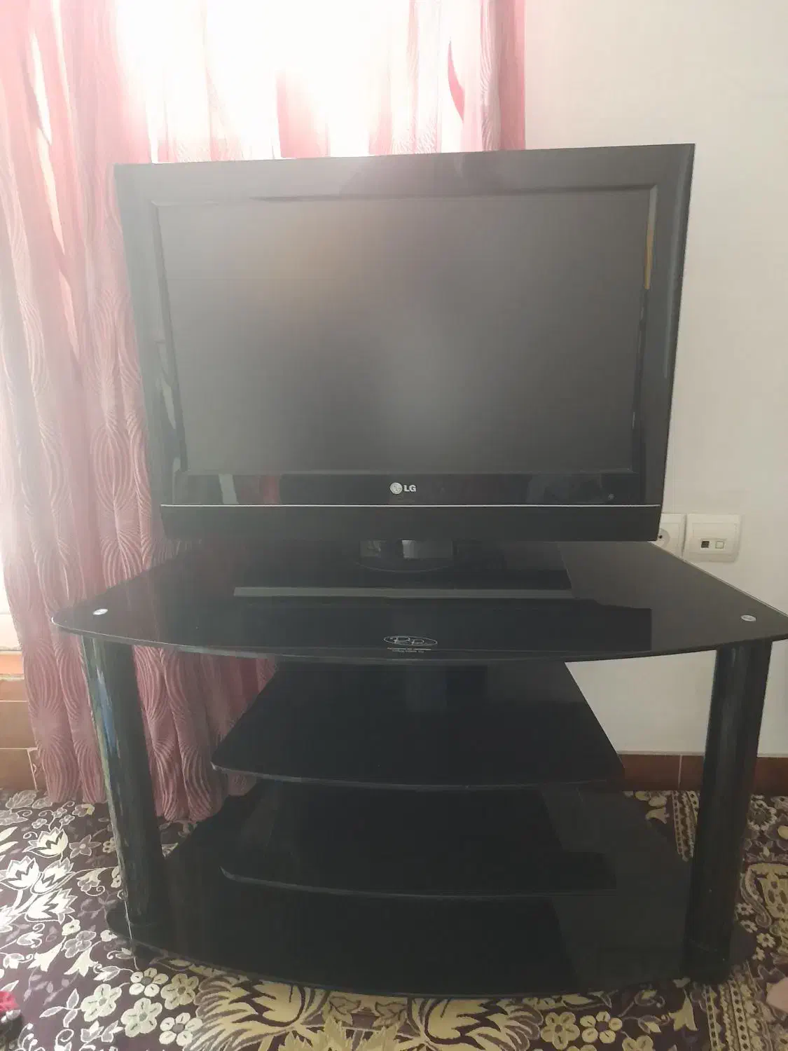 تلویزیون ال سی دی ۲۶ اینچ به همراه میز|تلویزیون و پروژکتور|تهران, کیانشهر|دیوار