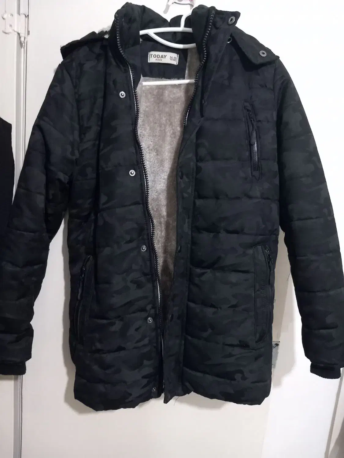 کاپشن هودی|لباس|ری, علایین|دیوار