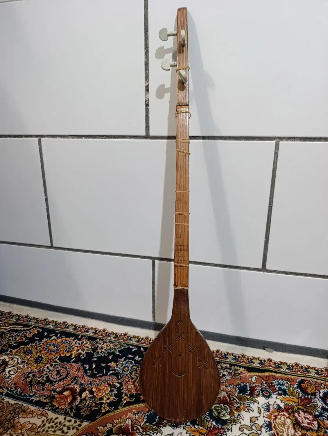 سه تار|سازهای سنتی|شیراز, محراب|دیوار