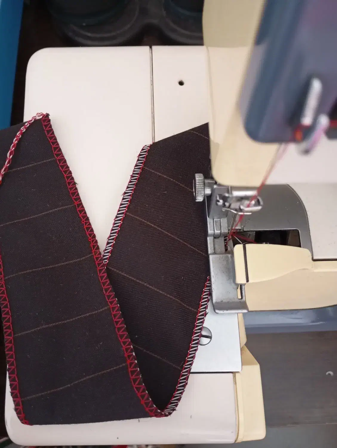 چرخ  سردوز سه نخ جگوار|چرخ خیاطی و ریسندگی|گلبهار, شهر جدید گلبهار|دیوار