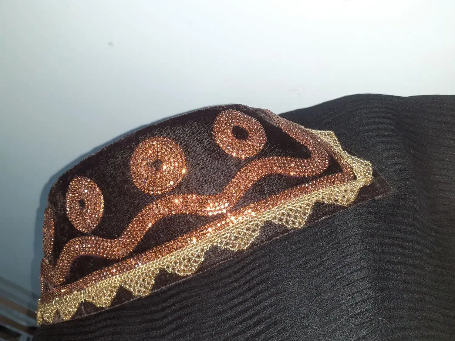 کلاه لچکی|لباس|یاسوج, |دیوار