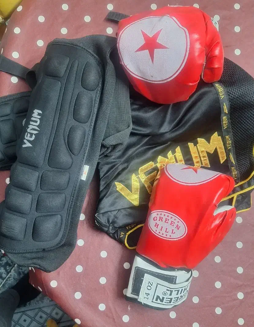 دستکش بوکس،زانو بند بوکس،شلوارک بوکس|تجهیزات ورزشی|اراک, |دیوار