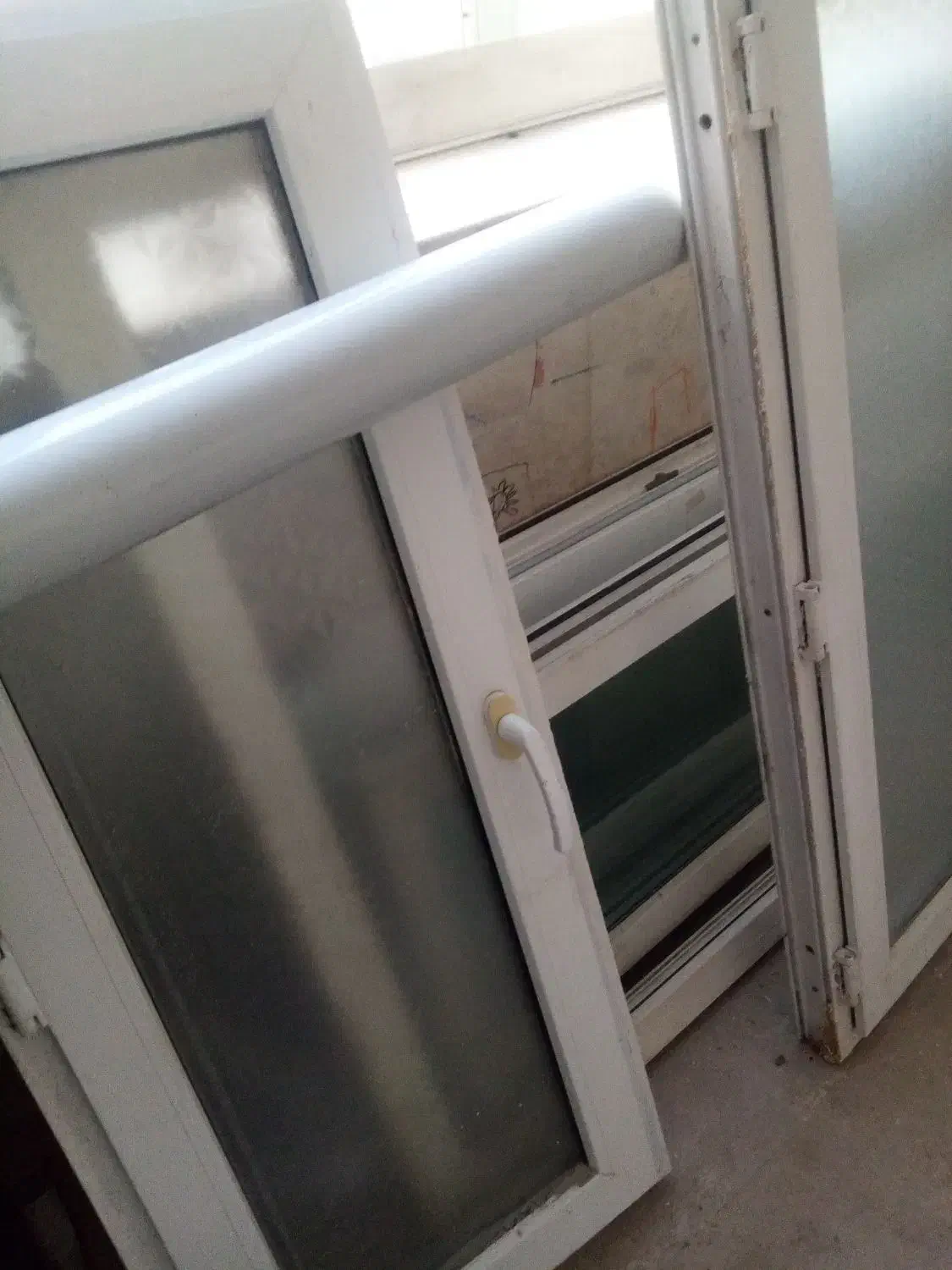 درب دو جداره پی وی سی تمیز سالم و یک عدد دوچرخه 20|مصالح و تجهیزات ساختمان|چمران, |دیوار