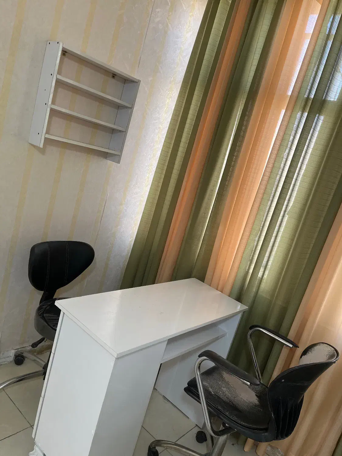 اجاره میز ناخن کار،تخت مژه کار ،کراتین کار|اجارهٔ کوتاه‌مدت دفتر کار و فضای آموزشی|کرج, کیانمهر|دیوار