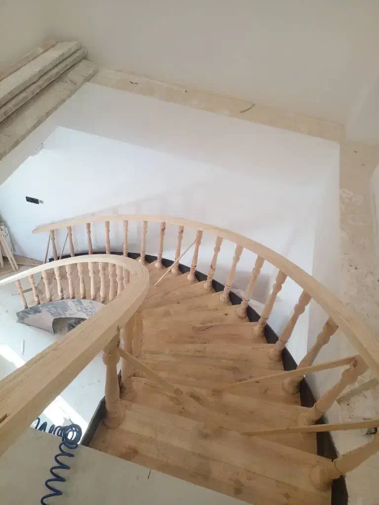 نصب نرده و ساخت پله چوبی حرفه ای|خدمات پیشه و مهارت|لاهیجان, شیخ زاهد|دیوار