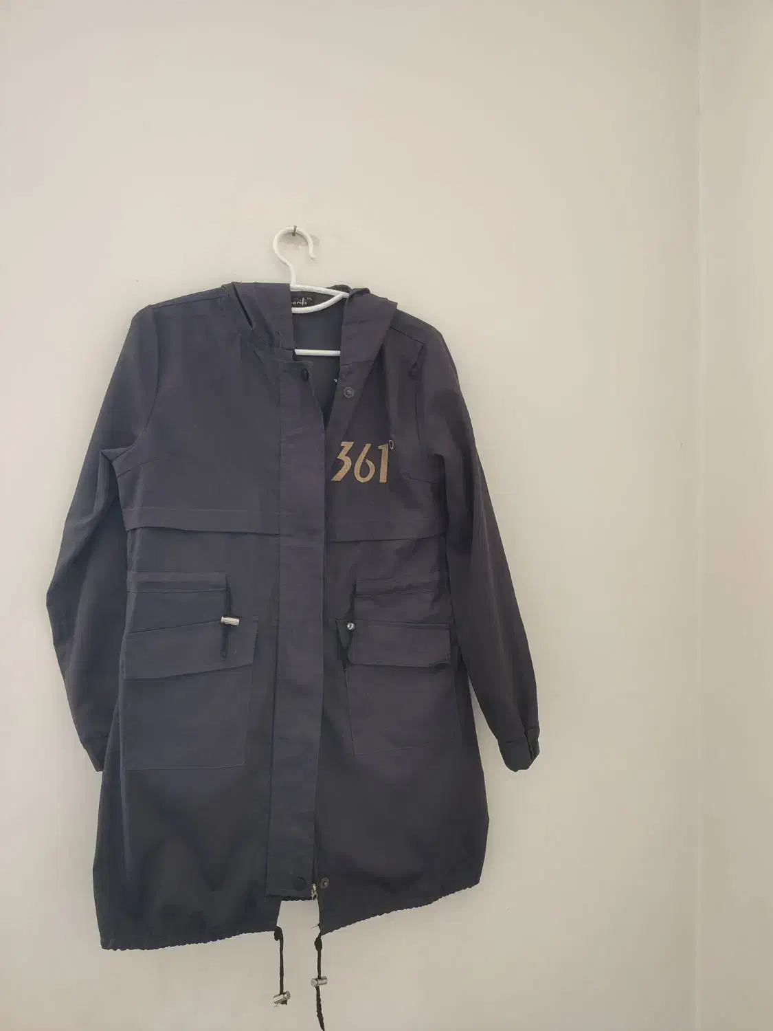 بارونی پاییزه|لباس|صدرا-فارس, فاز ۱|دیوار