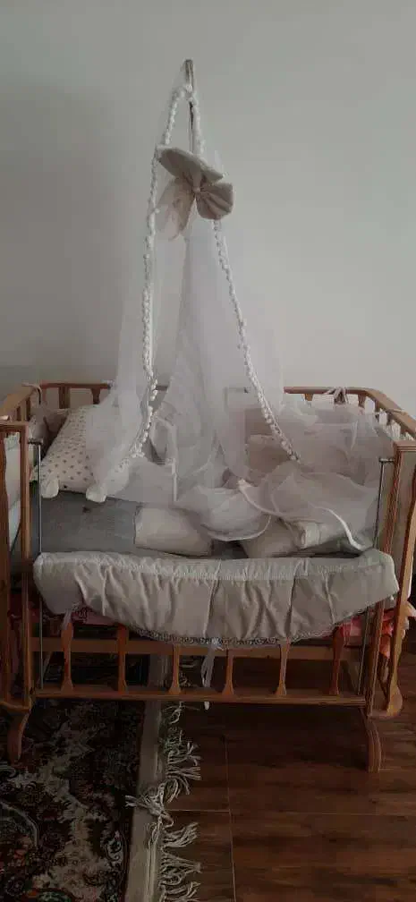 گهواره نوزاد کنار تخت مادر|تخت و صندلی بچه|شیراز, دانشکده کشاورزی دانشگاه شیراز|دیوار