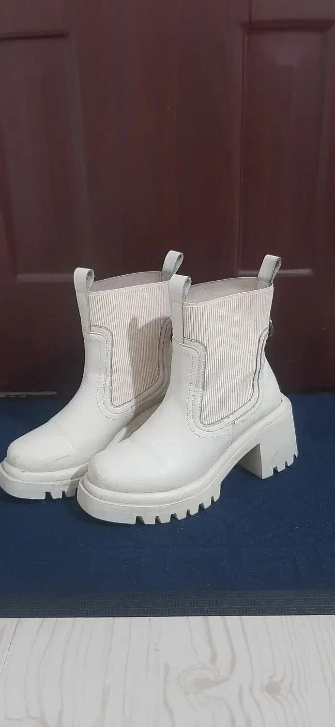 نیم بوت|کیف، کفش، کمربند|بابل, |دیوار