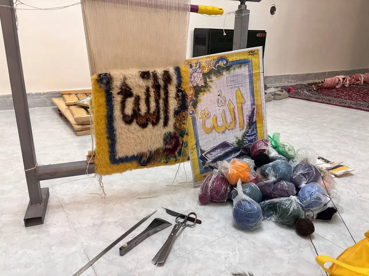 دار قالی|تابلو فرش|شیراز, آبیاری|دیوار