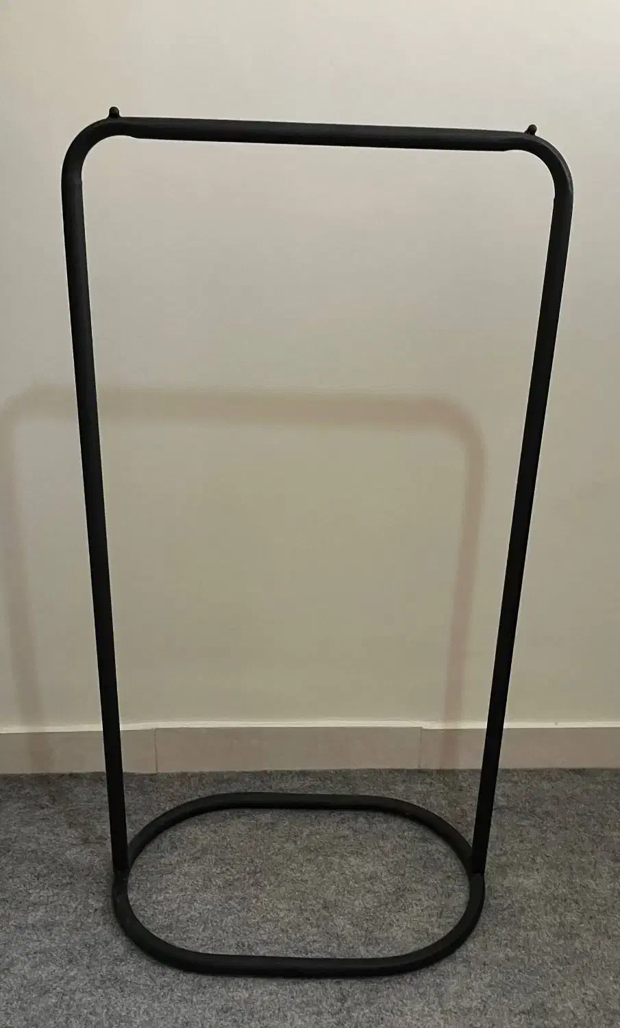 رگال لباس مدرن|بندرخت و رخت‌آویز|قدس, شهر‌قدس|دیوار