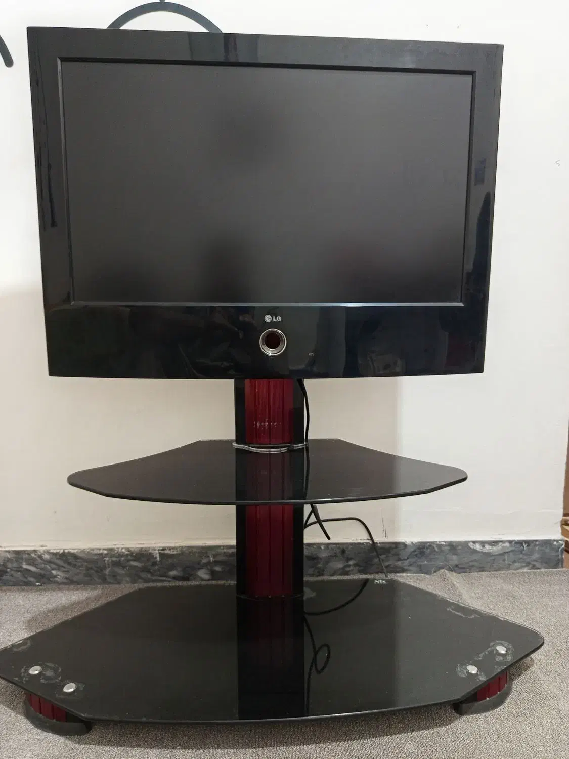 تلویزیون ال سی دی ۳۲اینچ همراه با میز|تلویزیون و پروژکتور|برازجان, |دیوار