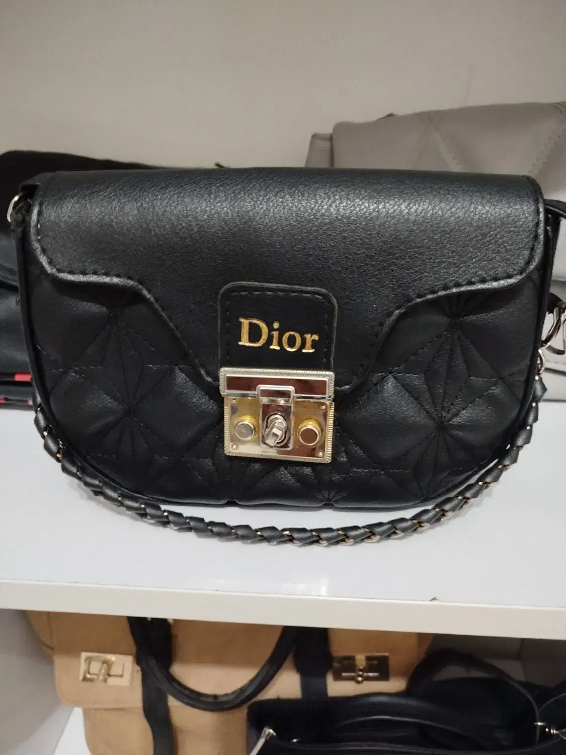 کیف|کیف، کفش، کمربند|تربت‌حیدریه, باغ سلطانی|دیوار