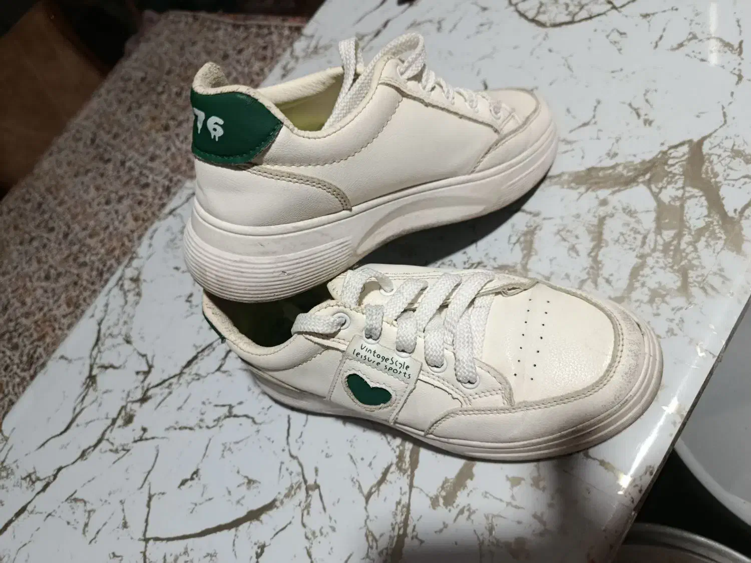 کفش|کیف، کفش، کمربند|شیراز, کفترک|دیوار