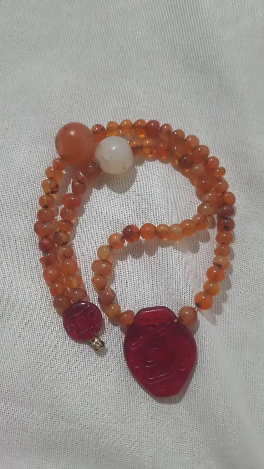 اویز گردن عقیق|کلکسیون اشیاء عتیقه|فرمهین, |دیوار