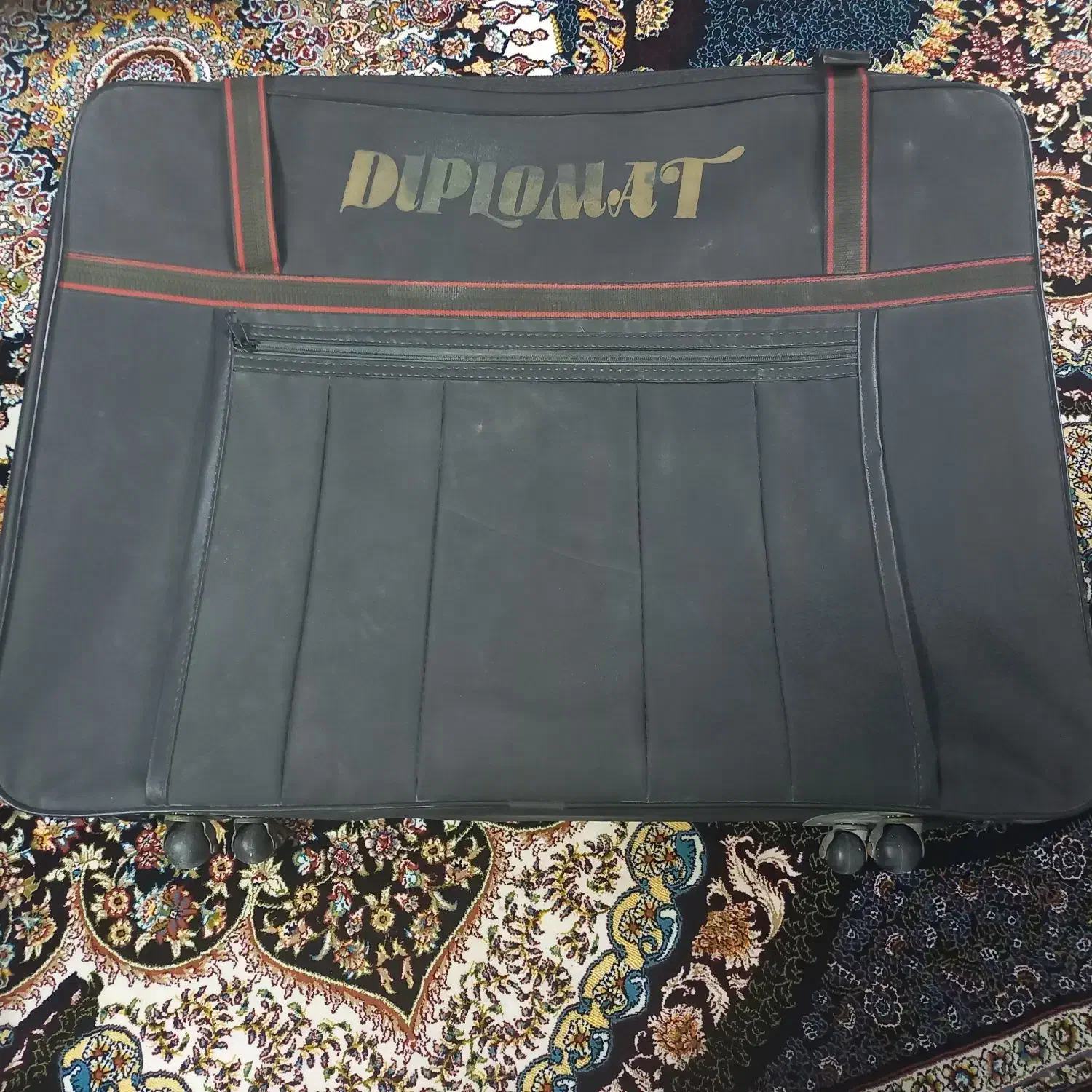 چمدان|کیف، کفش، کمربند|قم, چهل درخت‎|دیوار