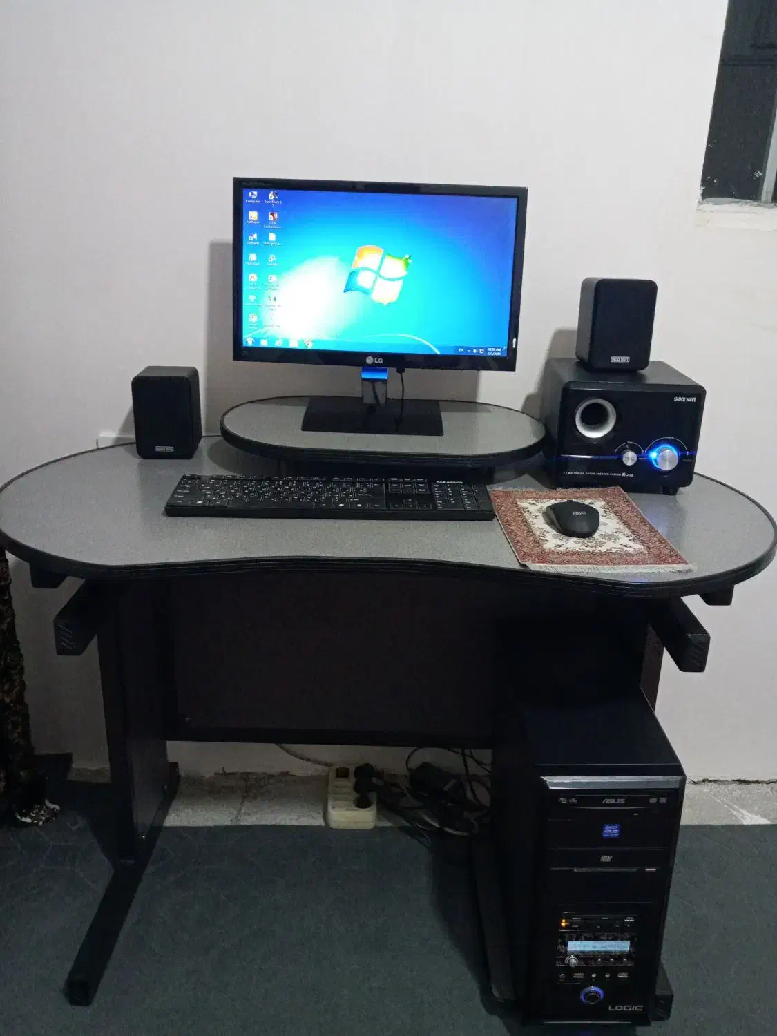 کامپیوتر رومیزی با میزو صندلی گردان|رایانه رومیزی|سنندج, |دیوار