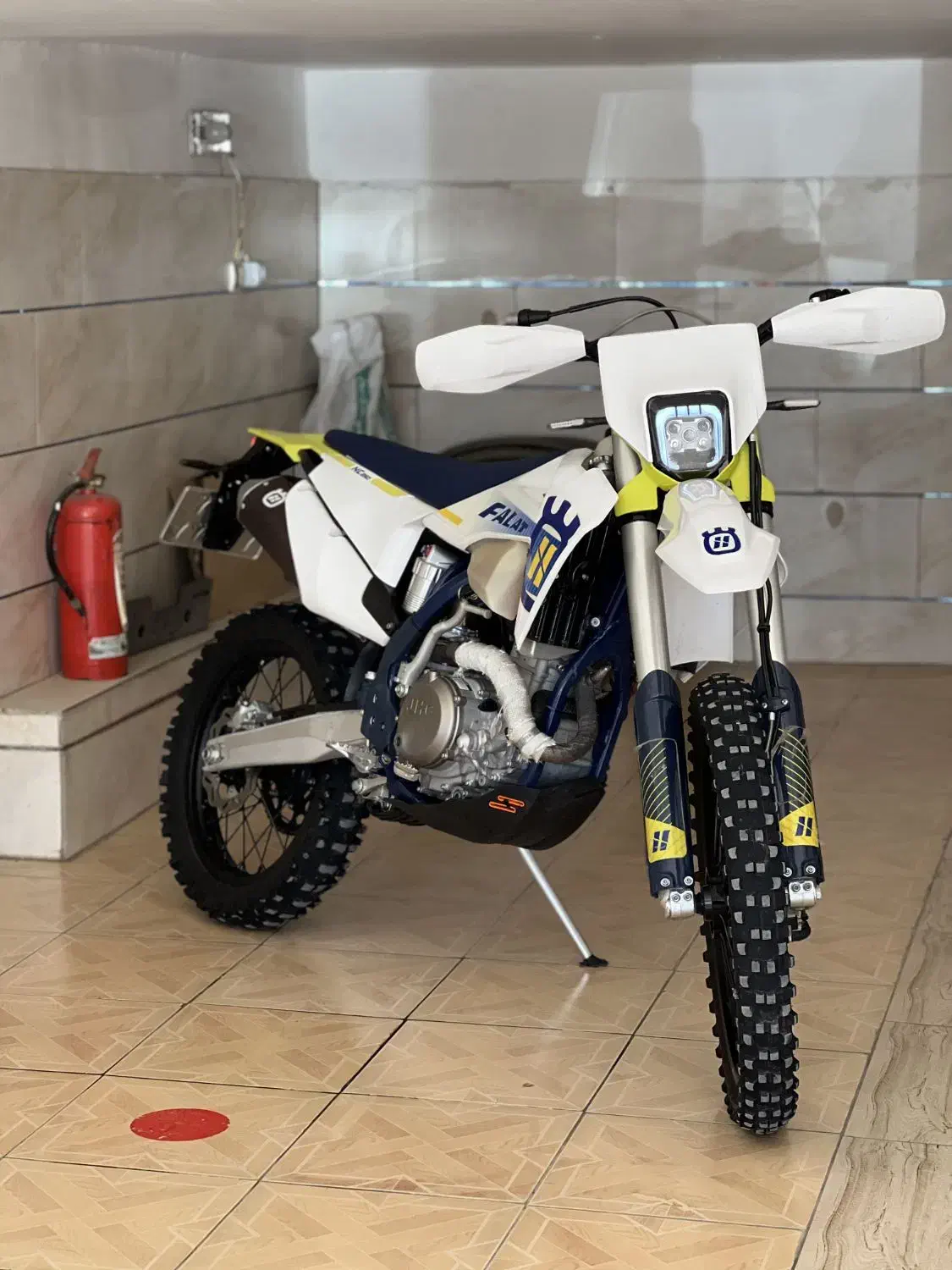 فلات طرح هاسکوارنا  رادیات اب|موتورسیکلت|مریوان, |دیوار