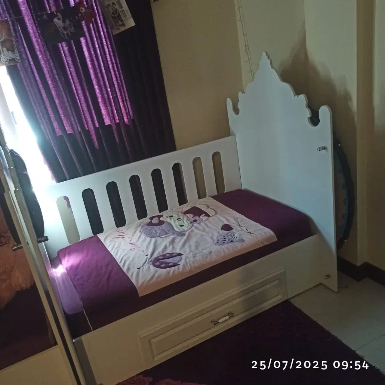 تخت خواب بچگانه|تخت و صندلی بچه|بومهن, |دیوار