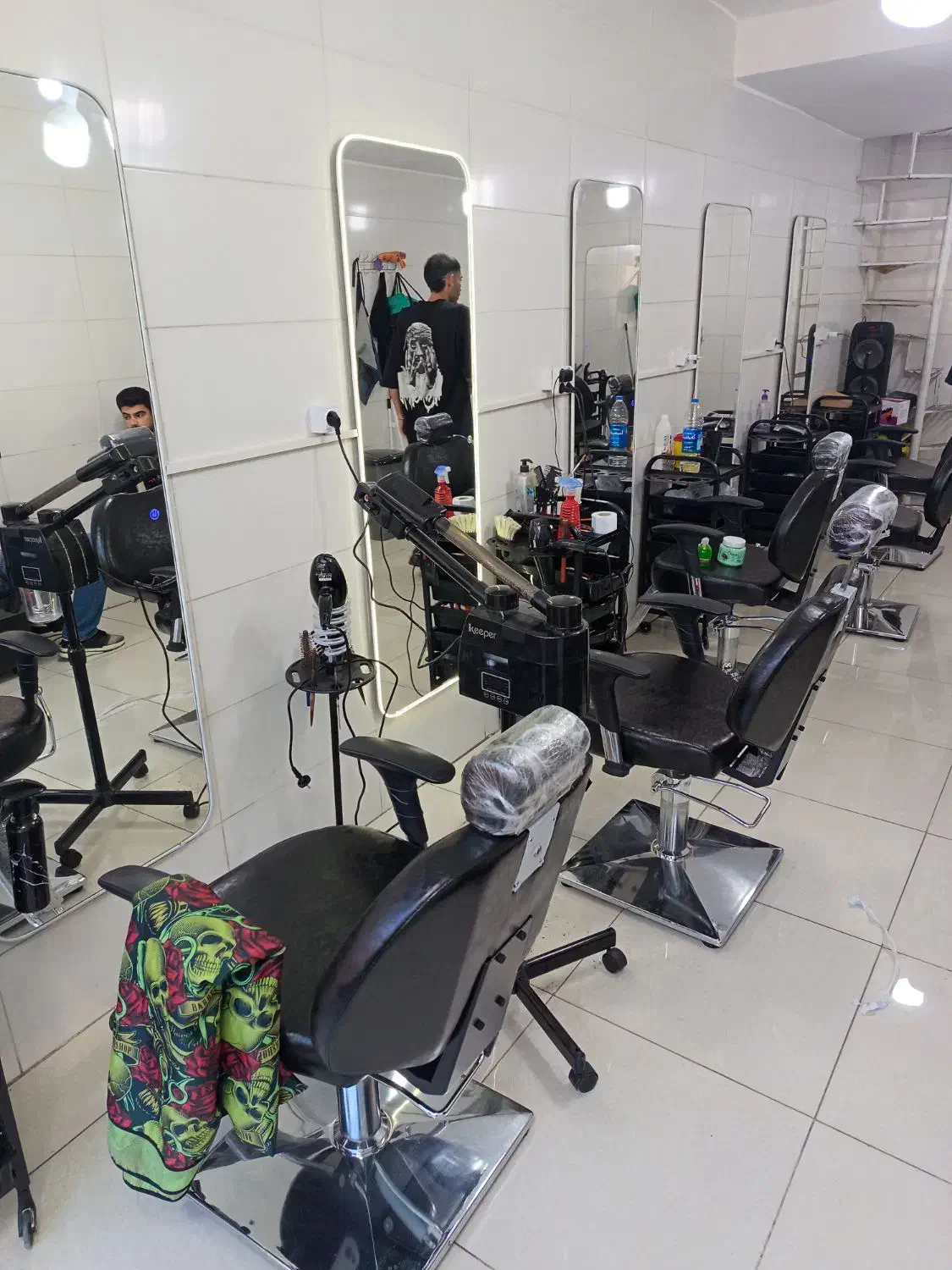 استخدام آرایشگر حرفه ای و کار اموز|استخدام درمانی، زیبایی، بهداشتی|شیراز, حافظیه|دیوار