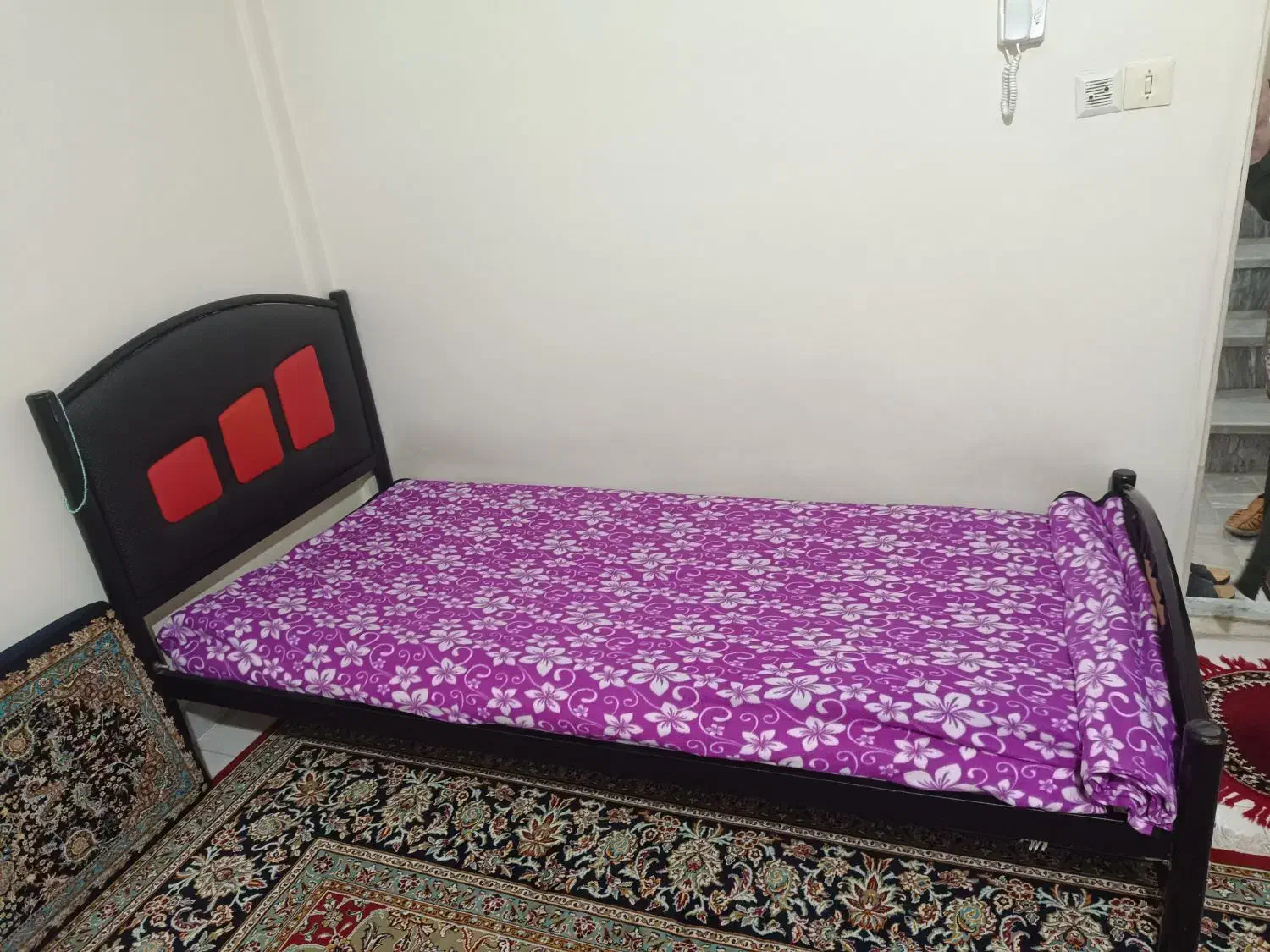 تخت یه نفره ی فلزی|تخت و سرویس خواب|محمدشهر, محمدشهر|دیوار