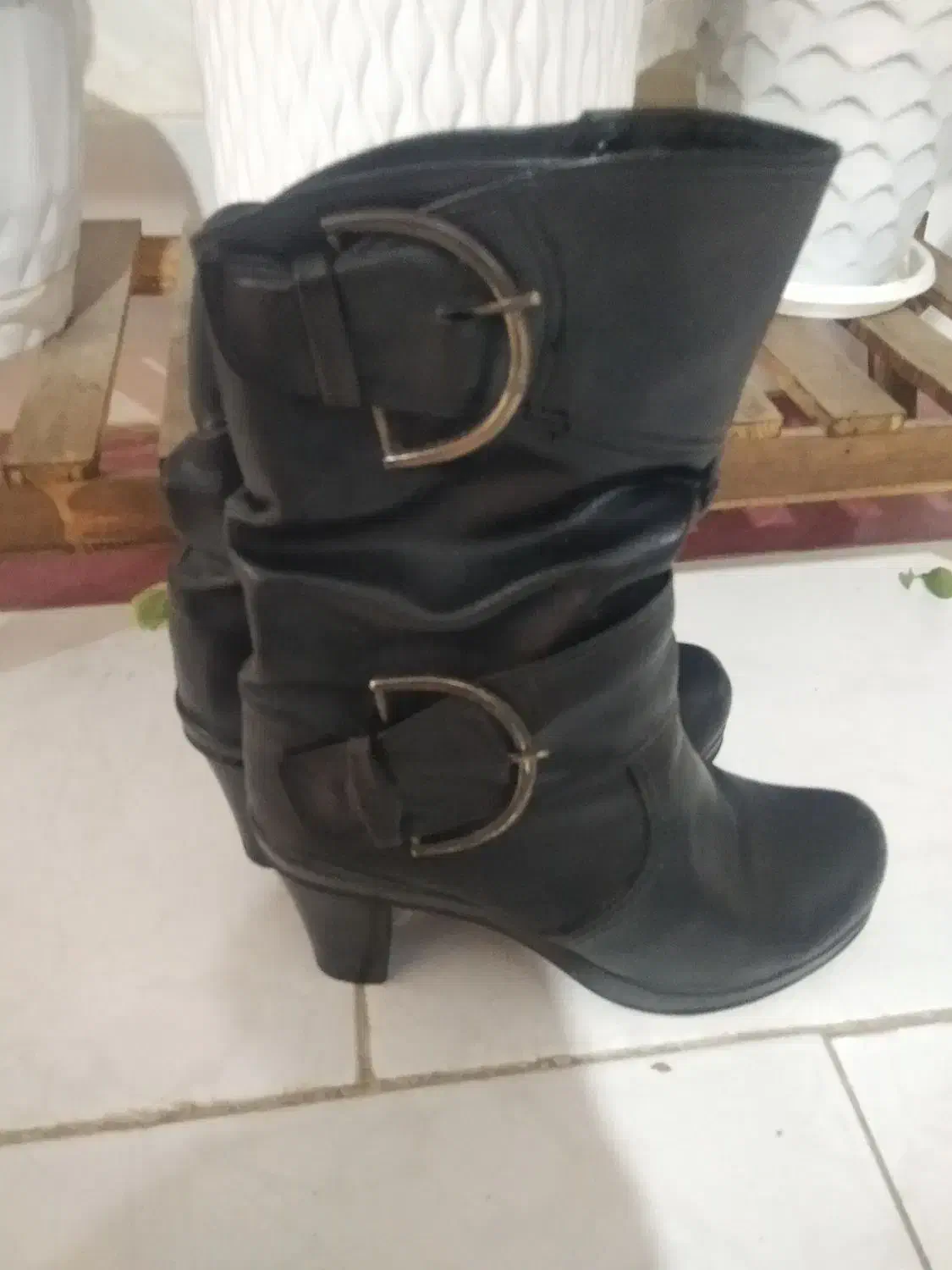 چکمه نو|کیف، کفش، کمربند|شاهینشهر, خانه کارگر|دیوار