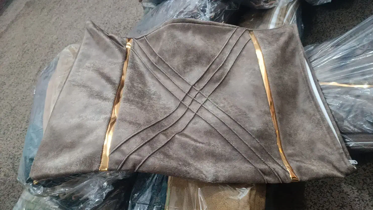 روبالشتی مخمل|رختخواب، بالش، پتو|شوش, |دیوار