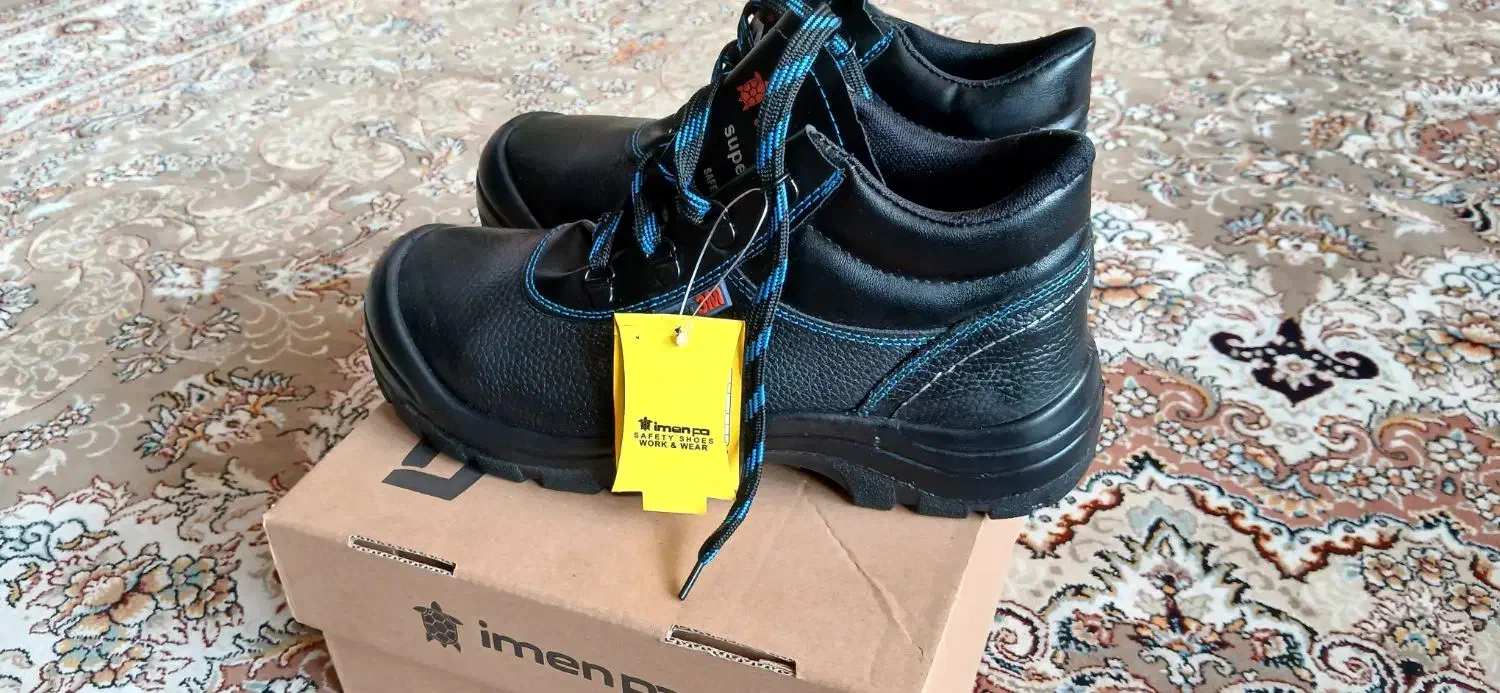 یک عدد کفش ایمنی.|کیف، کفش، کمربند|فولادشهر, مسکن مهر فولادشهر|دیوار