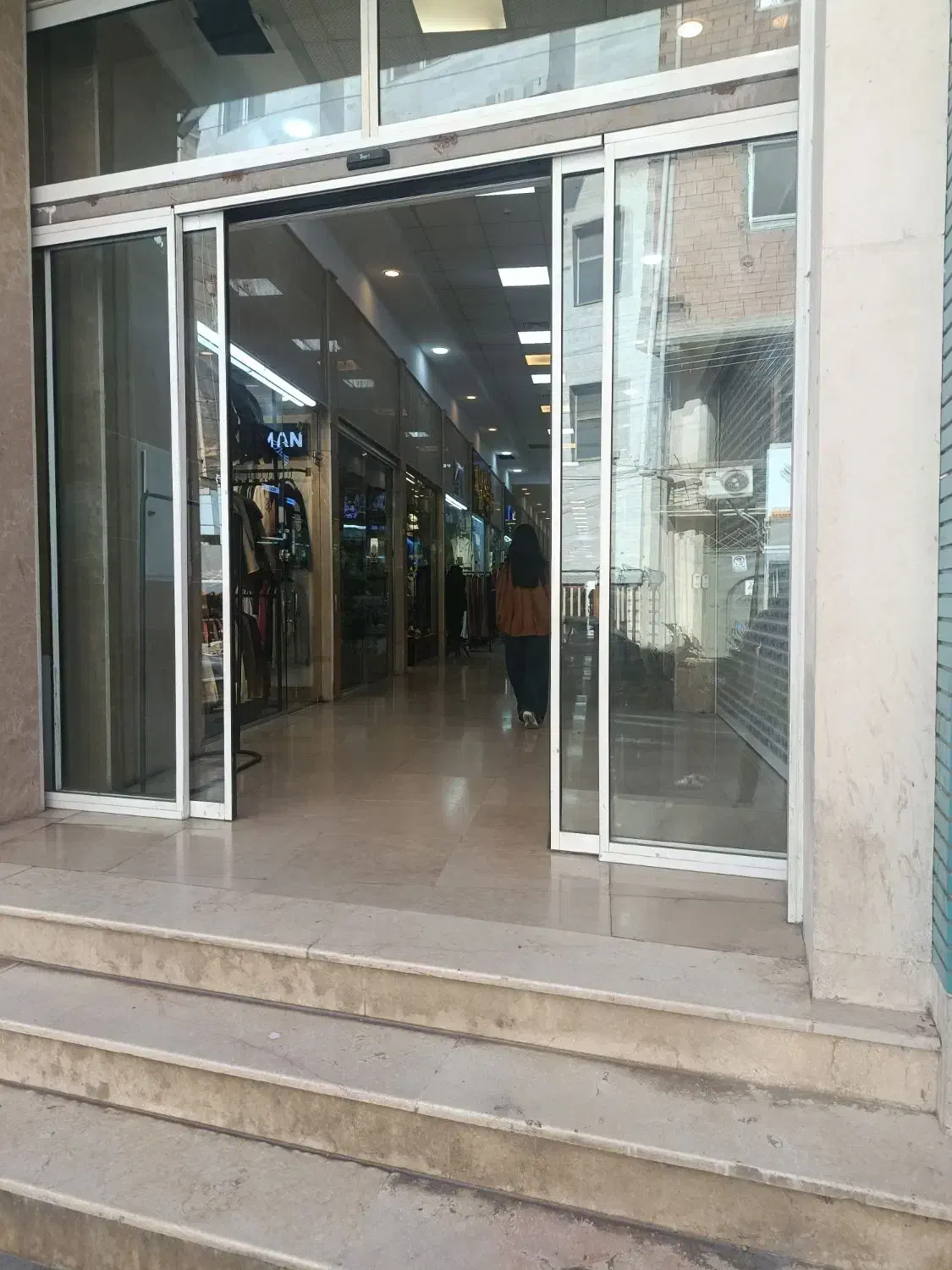 مغازه دو نبش بازار امام رضا پاساژ نادمیان نوساز|اجارهٔ مغازه و غرفه|ساری, |دیوار