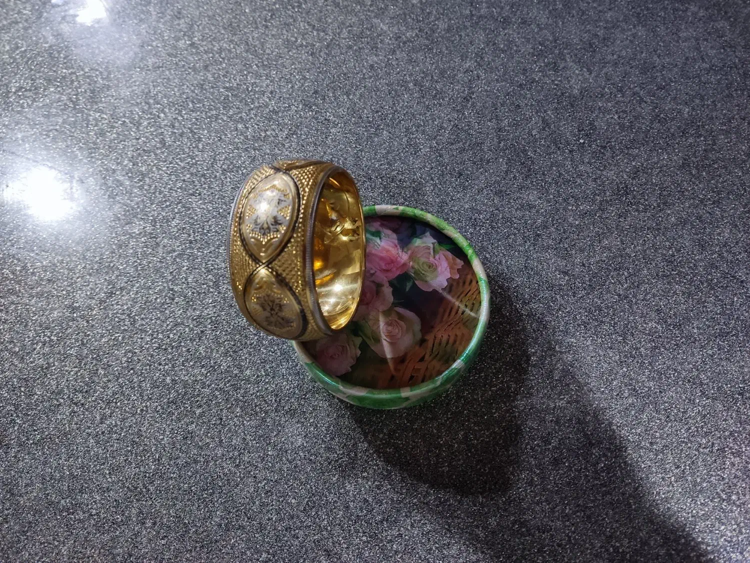 طلا یک درصد بالای تابلو|جواهرات|جم, |دیوار