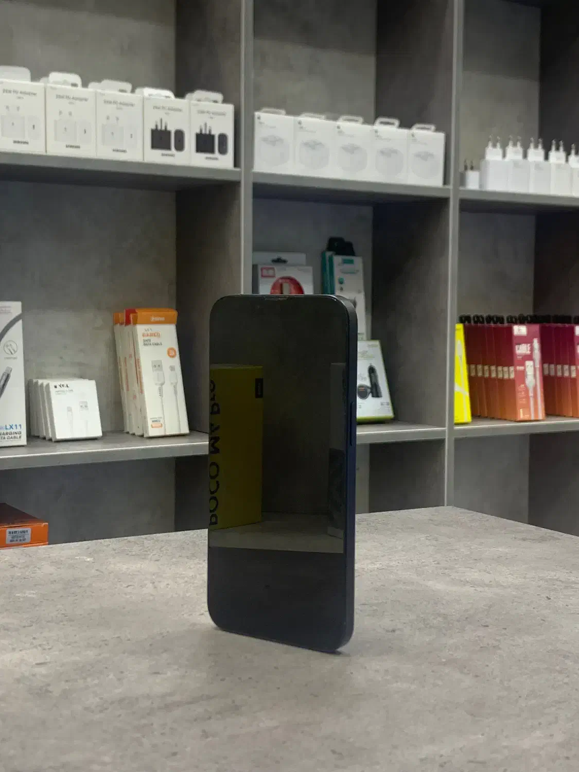 ایفون ۱۳ نرمال|موبایل|سبزوار, قائم|دیوار