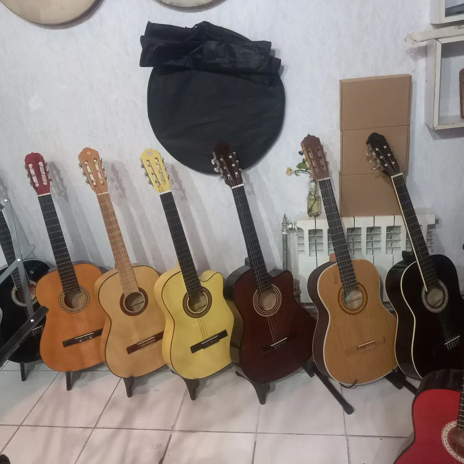 انواع گیتار و میکروفون|گیتار، بیس، امپلیفایر|ارومیه, |دیوار