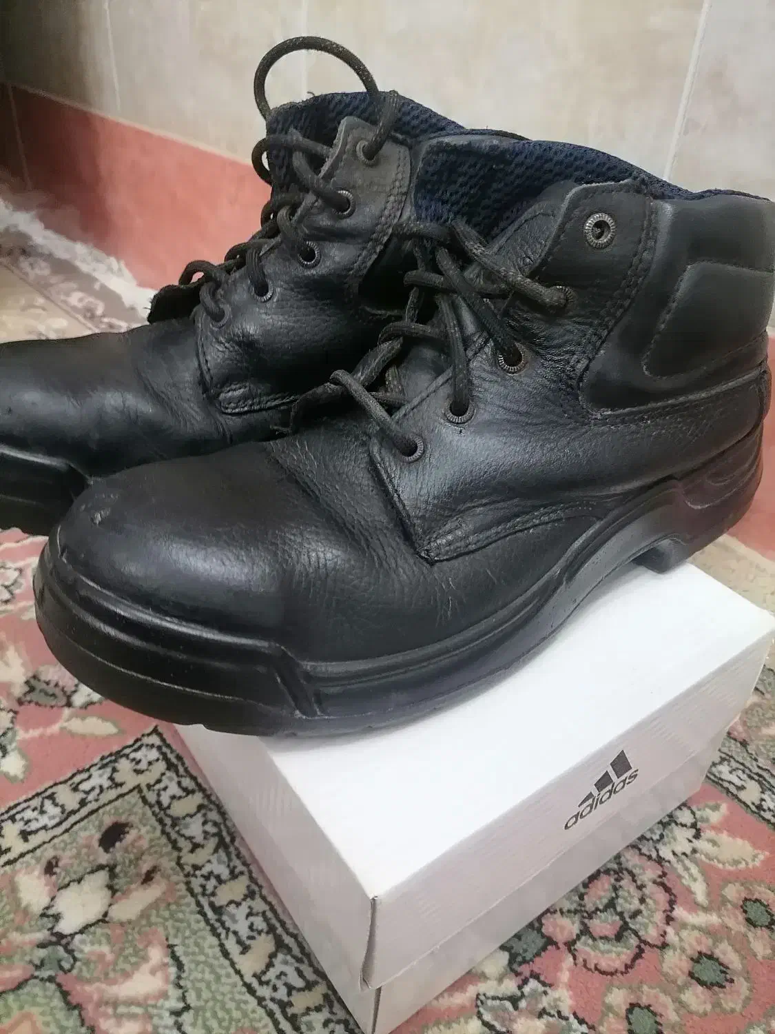 کفش کاروکفش سربازی|کیف، کفش، کمربند|قم, چهل درخت|دیوار