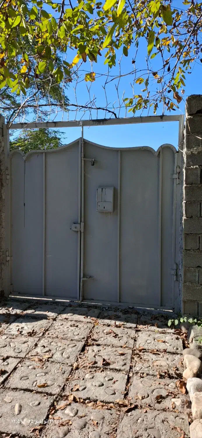 درب حیاط تازه رنگ آمیزی شده|مصالح و تجهیزات ساختمان|چمستان, |دیوار