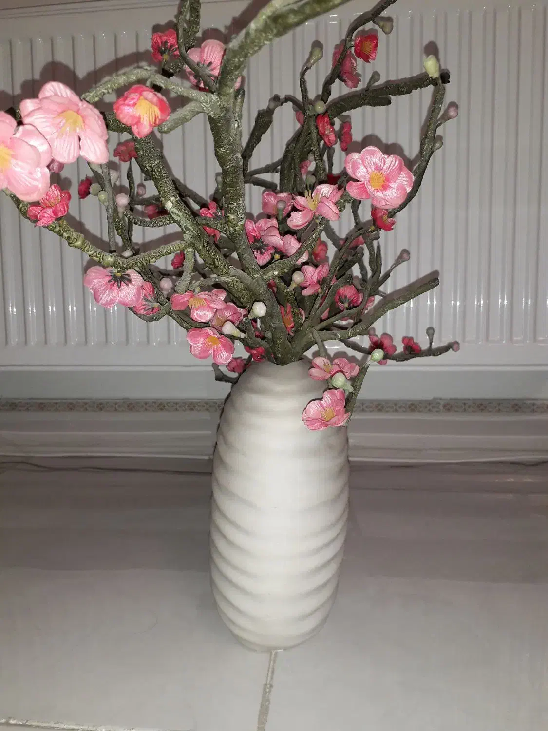 گلدان سفالی و شکوفه های گل|گل مصنوعی|کرج, گلستان|دیوار