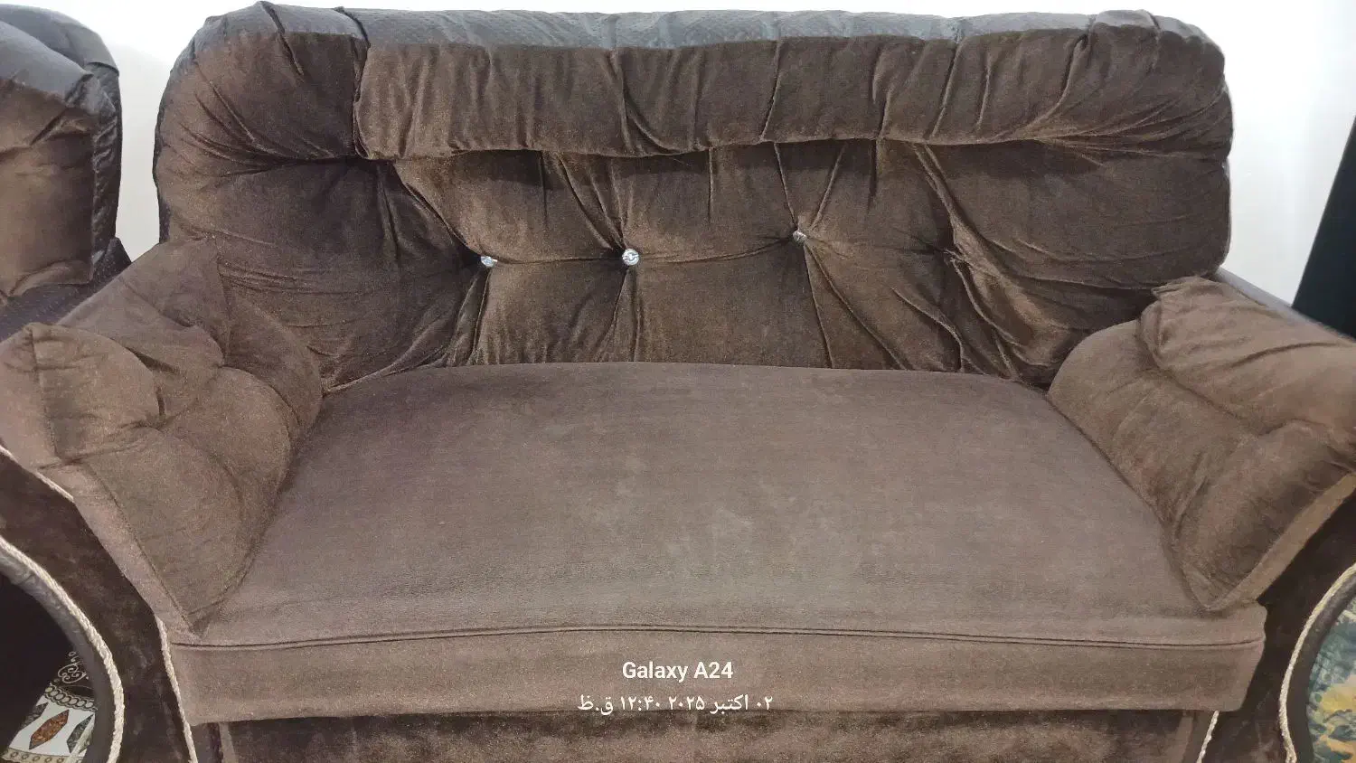 مبل هفت نفره همراه بامیزعسلی|مبلمان خانگی و میز عسلی|رشت, سلیمانداراب|دیوار