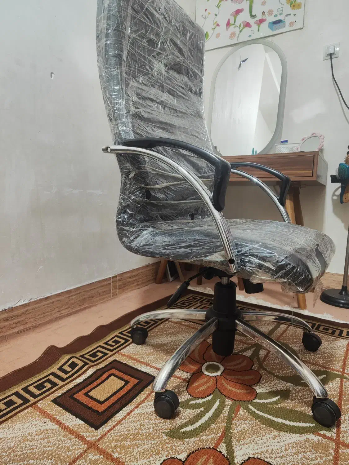 صندلی چرخشی چرم پنج تومن فروشی نو|صندلی و نیمکت|چابهار, |دیوار