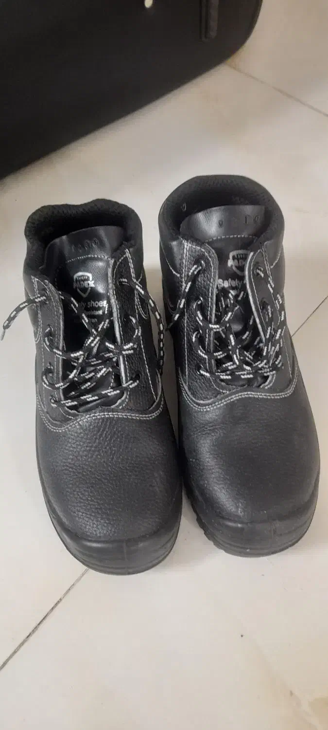 کفش کار|کیف، کفش، کمربند|اصفهان, طامه|دیوار